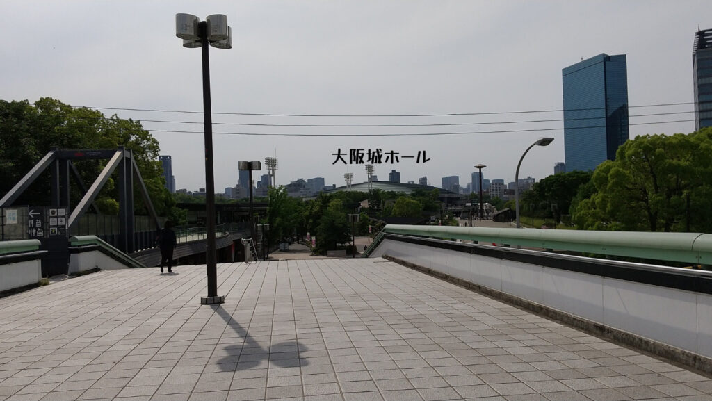 大阪城公園駅を出てすぐ見える景色
