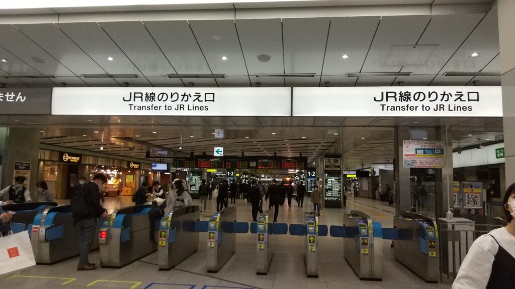 新大阪駅　JR線乗り換え口の案内看板