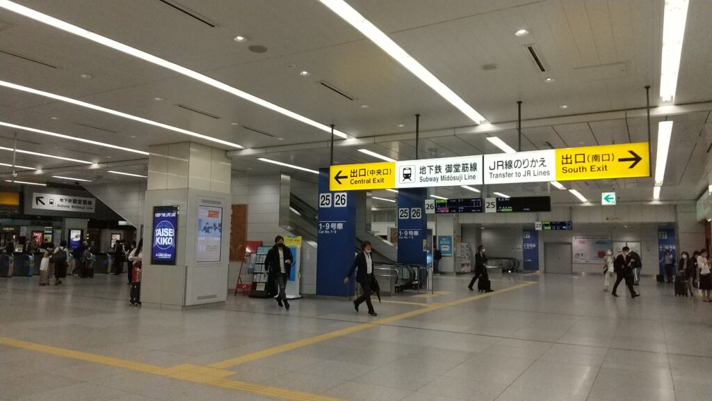 新幹線の新大阪駅構内の頭上案内板(中央口付近)
