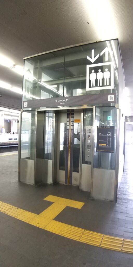 京阪京橋駅ホームにあるエレベーター