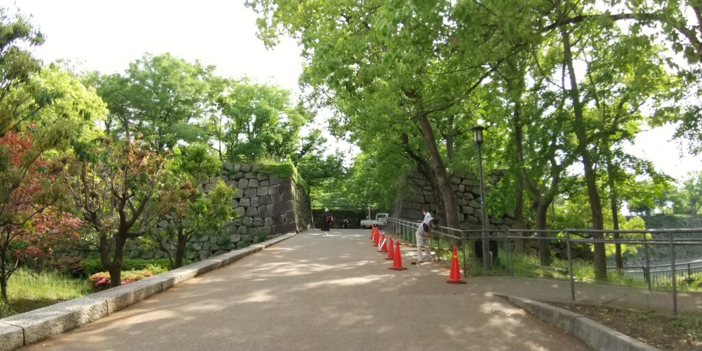大阪城内堀に向かう緩い坂道