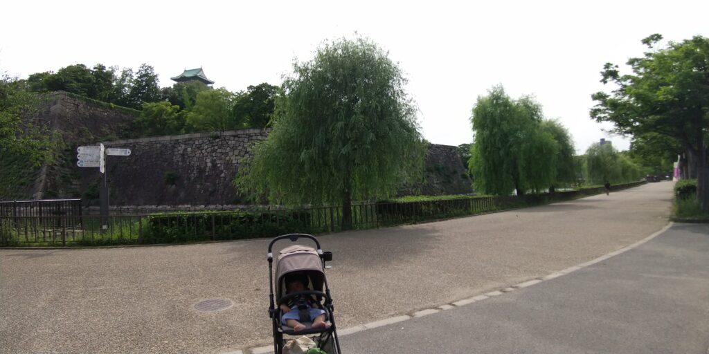 大阪城内堀と天守閣と息子