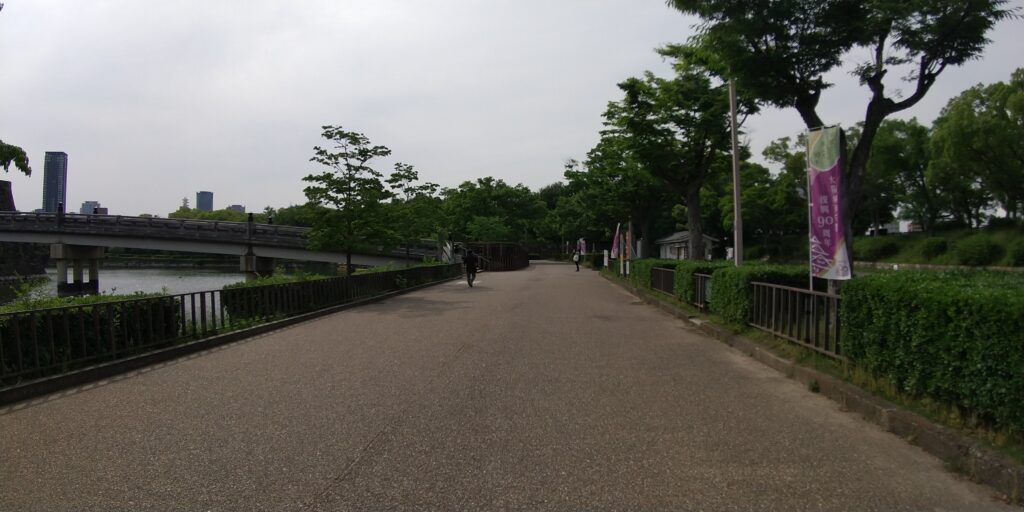 大阪城内堀沿いの歩道