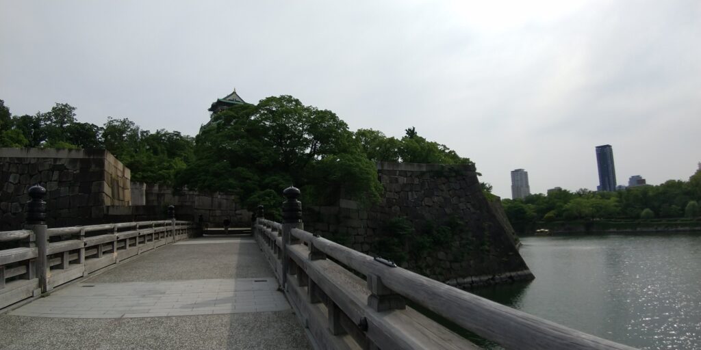 極楽橋と大阪城内堀