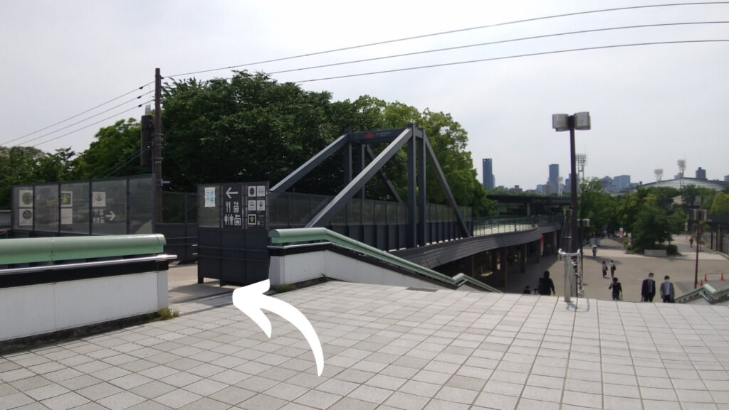 大阪城公園駅からジョーテラスオオサカへ続く橋