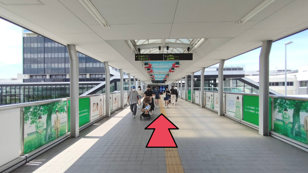 大阪空港に続く歩道橋