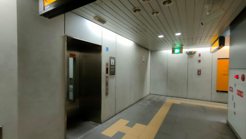 なにわ橋駅３番出口に通じるエレベーター