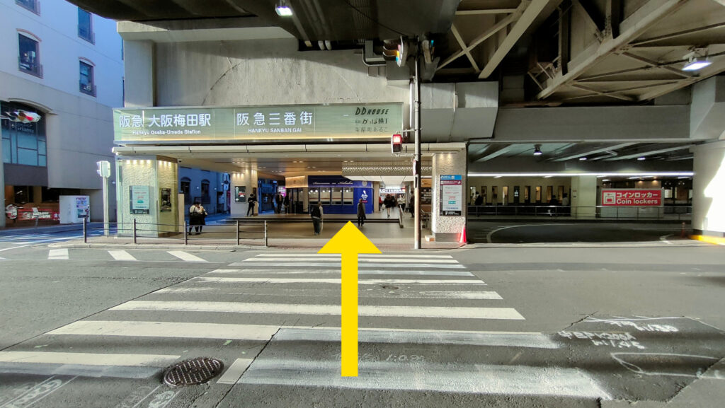 高速バス乗り場に続く信号のある横断歩道